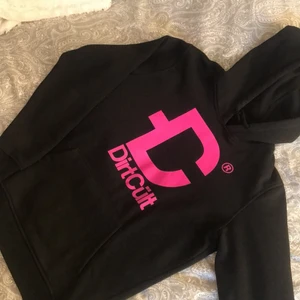 Dirtcult hoodie Herr L - Sparsamt använd 2 gånger, väldigt bra skick. Tvättad 2 gånger sen jag köpte den. Nypris 700kr, mitt pris: 300+66kr frakt😊