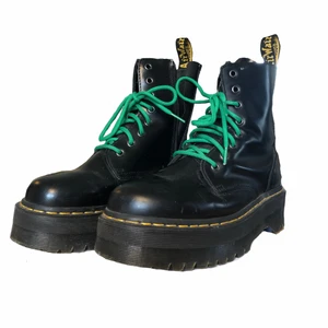 Dr Martens  - Plattform Dr Martens (Jadon) i strlk 40 🖤 Dom har använts ett fåtal gånger (max 20 ggr) så dom är i perfekt skick 🤍 Jag köpte dom för typ två år sen och betalade runt 2300 kr 💗 Som ni kan se på bilden har jag bytt ut skosnörena (men dom är från Dr Martens) och tyvärr kan jag inte hitta dom svarta skosnören dom kom med 🖤 jag kan antingen möta upp köparen i Stockholm eller så kan jag frakta dom men då står köparen för frakten 💓 (Priset är diskuterbart) 🤍 skriv privat för för fler bilder 💞