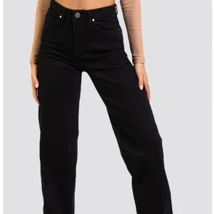 Madlady jeans - Säljer mina madlady svarta jeans. Jag har använt dem ca 2 gånger, säljer dem pga att de är för stora. Jag skulle säga att dem passar storlek 36 också. Skriv i pm för fler bilder ❤️ frakt ingår i priset 