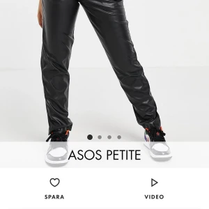 Supersnygga skinnbyxor!!  - Säljer dessa supersnygga skinnbyxor från ASOS. Storlek 34 men passar mig som vanligtvis bär 36. Byxorna går till anklarna på mig som är 164cm💞 Mitt pris: 250 + frakt