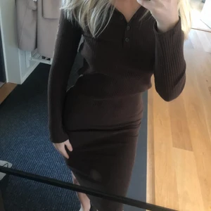 Ribbadklänning från zara  - Brun klänning från zara, använd en gång så i nyskick! Jätte skönt och skit snygg.