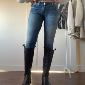 Replay jeans - Sköna jeans från Replay i deras Hyperflex-serie som är mycket stretchiga! Sitter väldigt bra! I mycket fint skick. Nypris ca 1300kr💙 passar väldigt bra till höga boots.