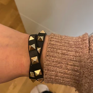 Dubbelt valentino armband  - Säljer detta superfina valentino armband dubbelt ❣️ Köpt från valentinos hemsida så har allting och i bra skick! Nypris 3100kr ❣️Priset är diskuterbart! 