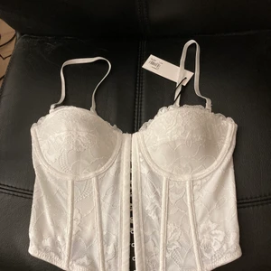 Corset topp  - En fin corset topp i storlek 8 nz eller storlek S, säljer då den va för liten för mig när jag fick hem den. Aldrig använd. Den är extra dyr då frakten och tullen blev så dyr för mig så därför säljer jag den för lite extra.