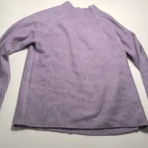 Superfin lila stickad tröja i strl m, använd en gång!💜