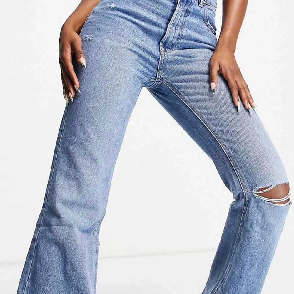 Dessa sjukt snygga jeans. Köpta på ASOS från Stradivarius. Säljer för att det är för långa på mig. . Jeans & Byxor.