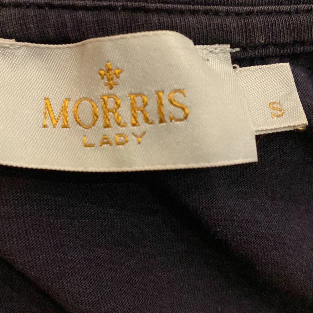 Säljer nu min Morris t-shirt då den inte kommer till användning längre. Dock har tröjan tre jättesmå hål bredvid texten därav det låga priset! Hör av gärna av dig om du är interesserad!! . T-shirts.