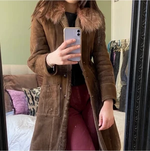 Brun mockajacka   - Säljer en kappa / jacka i mocka som jag köpt här från Plick men som ej passade… Har tagit av pälskragen som satt fast med tre stygn men den går lätt att sy på igen! Finns ingen storlekslapp men skulle uppskatta den som storlek x-small