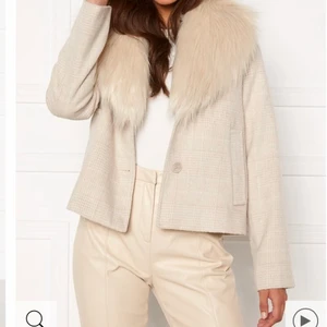 Vårjacka  - Säljer min supergulliga jacka som jag knappt använt, däremot älskar men därav jag bytt stil kommer inte denna till användning. Skickar bild på jackan på mig själv vid förfrågan. Kontakta vid intresse. Givet fraktkostnad är ej riktigt. 