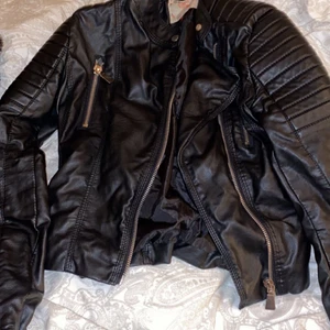 Skinnjacka  - Denna är välanvänd, den har inga skador på skinnet. Det tunna tyget inne i jackan har gått upp men det är inget som syns när man har på sig jackan!💓