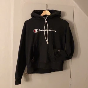 Champion hoodie i storlek M - En svart Champion hoodie i storlek M, lite mindre i storlek.