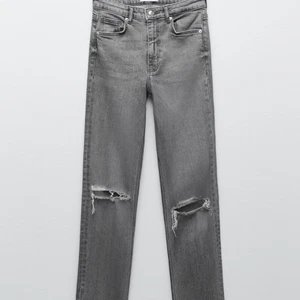 Zara jeans - Säljer dessa jeans från zara som jag köpt för 360kr. Som andra bilden visar har dem en slits på båda sidorna nere vid fötterna. Dem är lite slitna där nere bara och skriva för bilder.