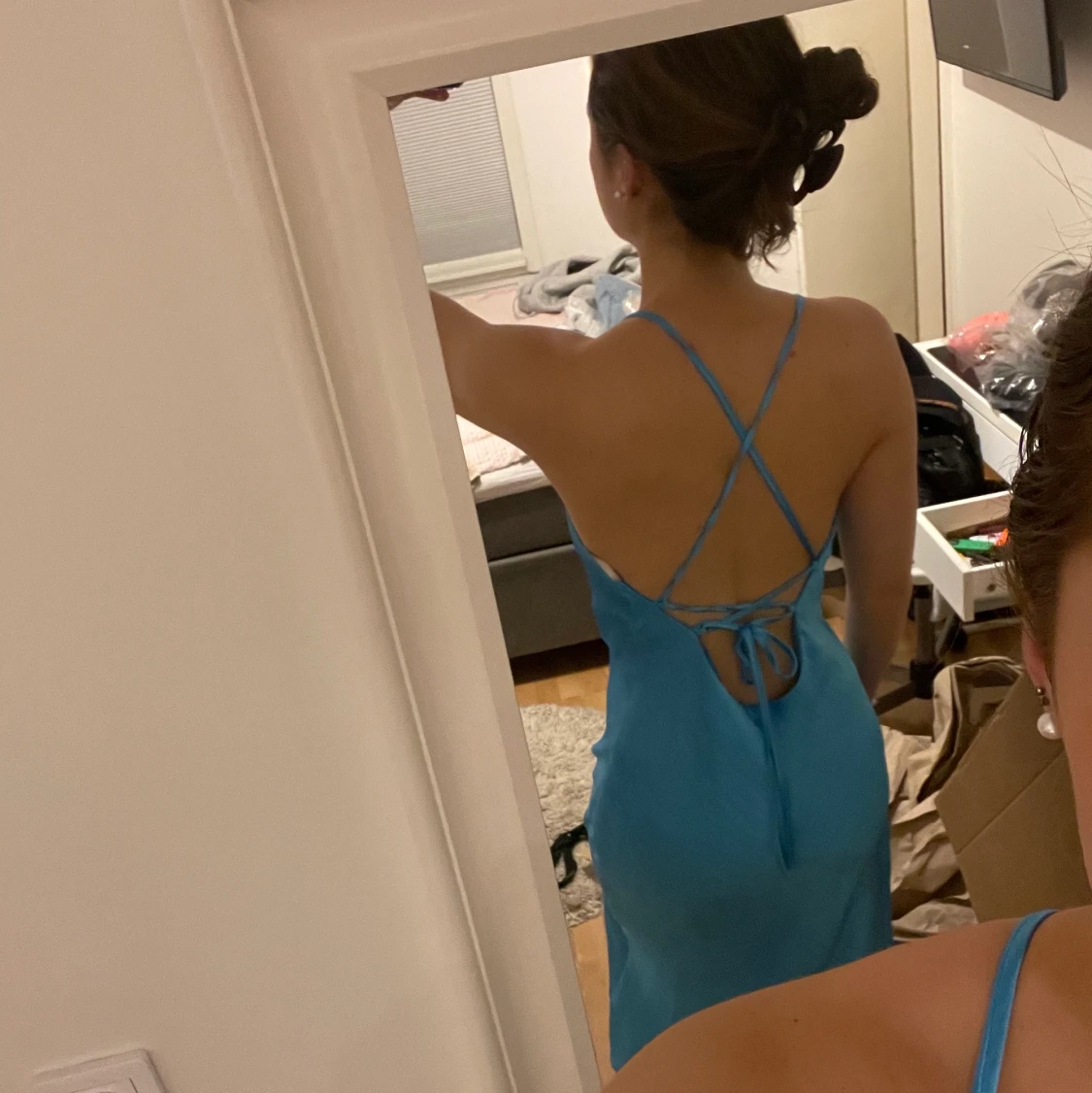 Blå satin klänning - 91