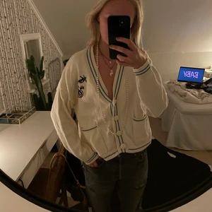 Kofta i från Zara - Skit cool kofta i från Zara med tryck på ryggen. Använd en gång. Slutsåld, och i storlek S🖤🍒