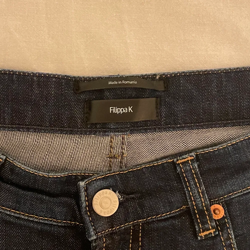 jeans från filippa k, köpta på sellpy, säljer då de är för stora, superfint skick💕. Jeans & Byxor.