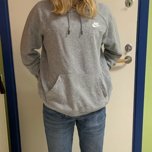 Nike hoodie grå Stl S - Basic grå Nike hoodie, köpt förra vintern.