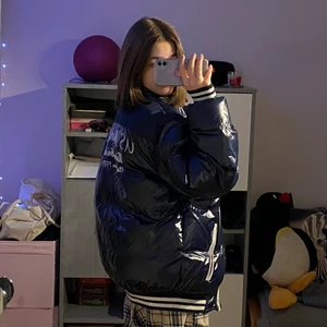 Vinterjacka - Skön och väldigt varm mörkblå vinterjacka från US. Marshall. Nästan oanvänd säljer pga för många vinterjackor. Storlek L, perfekt oversized om du har storlek S/M men inte för klantig. Frakt ingår i priset! 