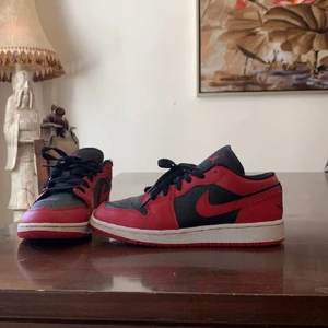 Air Jordan 1 low - Säljer nu mina air Jordan 1 low, reverse bred igen pga oseriös säljare. Skorna har en liten skada (bild 3) men de är inget som märks, dom är köpta på restocks (så dom är äkta) och nypriset var runt 1 400kr men jag säljer mina för 700kr inklusive spårbar frakt