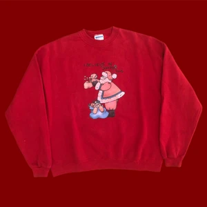 JULTRÖJA!! 🎄🎄 - Klassisk jultröja i storlek L men skulle säga att den snarare är en S. Tröjan är i bra vintage skick dock är trycket lite slitet men det är inget som stör helheten av tröjan. Hör av dig om du undrar något! 🎄💫❤️