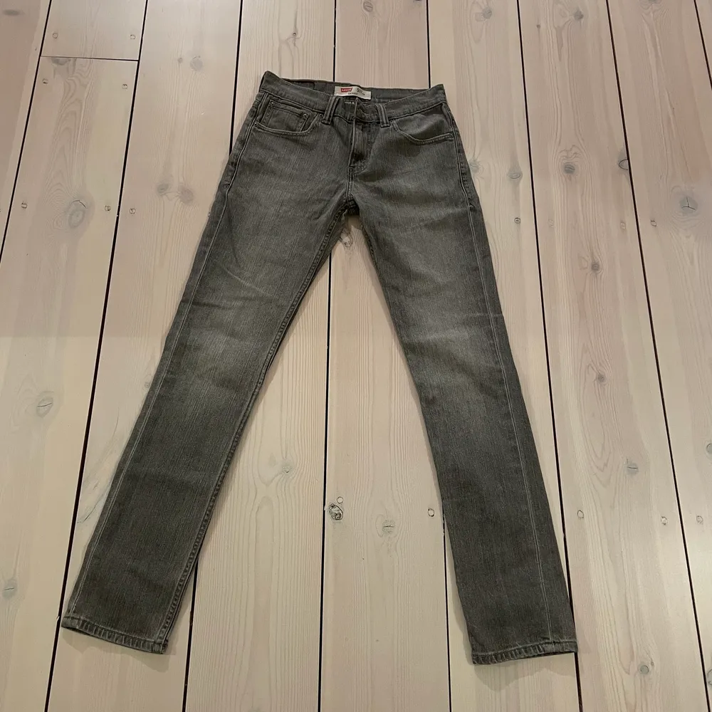 Snygga lågmidjade gråa levis jeans i storlek 28:32💓❤️ passar både killar och tjejer! Skriv till mig eller kommentera vid intresse💓. Jeans & Byxor.