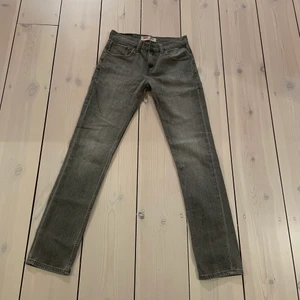 Gråa Levis jeans - Snygga lågmidjade gråa levis jeans i storlek 28:32💓❤️ passar både killar och tjejer! Skriv till mig eller kommentera vid intresse💓