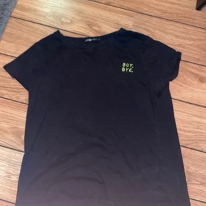 Boy boy t-shirt - Säljer denna t-shirt som aldrig är använd mer än att jag testat den på. Storleken är inte som en L utan mycket mindre. 