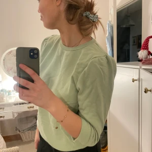 Tröja - Superfin färg!! Jag är en S/M✨✨ Sparsamt använd och superfint skick. 95kr  + frakt 🚚 🎁