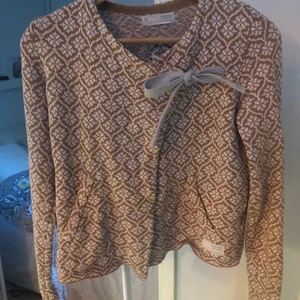 Kofta Odd Molly - fint skick - Härlig välstickad kofta, beige och vit med knytband. Fin passform. Bomull