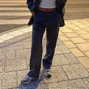 Djerv Avenue kostymbyxor - Skit snygga kostymbyxor från Matilda Djerfs märke Djerf Avenue. Knapp använda i nyskick. Köpa för 1 499kr  och slutsålda på hemsidan