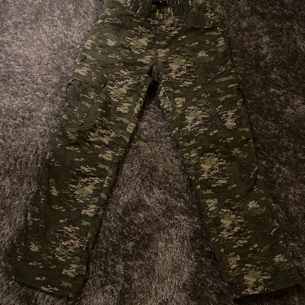kamouflage byxor. Jeans & Byxor.