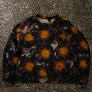 lite Cropped sweatshirt - lite cropped sweatshirt som slutar perfekt vid byxan för att få ut proportionerna perfekt av hela outfiten!