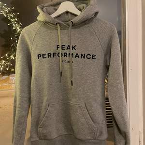 Peak performance hoodie grå, fint skick! Köparen står för frakten