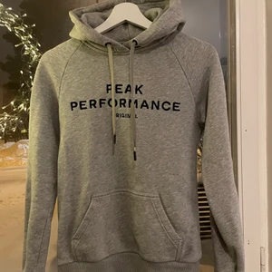 Peak performance  - Peak performance hoodie grå, fint skick! Köparen står för frakten