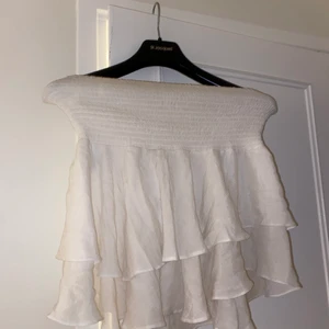 Vit volangkjol - En supersnygg vit volangkjol som tyvärr inte kommer till användning. Jättebra kvalite!!❤️