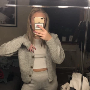 kofta - Grå kofta med knappar, helt ny typ 