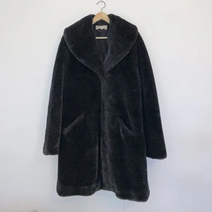Kappa i grå fejkpäls (faux fur) - Suuuuperfin och fluffig fejkpälskappa i mörkgrått. Vintage från H&M, köpt second hand. Väldigt bra skick! Skriv för fler bilder! 