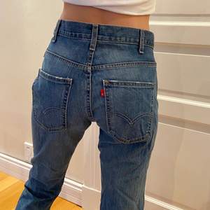 Levis flare jeans, midrise från 70-talet, jätte fint skick och ser knappt använda ut! Midjemåttet är 90 cm och innerbens 88 cm. 350 kr + frakt 66kr blir budgivning om fler är intresserade! ❤️‍🔥❤️‍🔥 !!Har ett till par i min profil!!