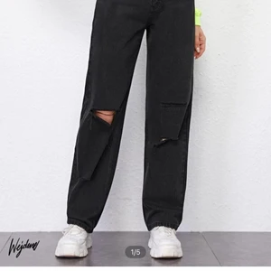 Jeans  - Säljer dessa svart jeans ifrån SHEIN då dom tyvärr är för stora för mig. Är inte använda många gånger så är fortfrande i bra skick. 