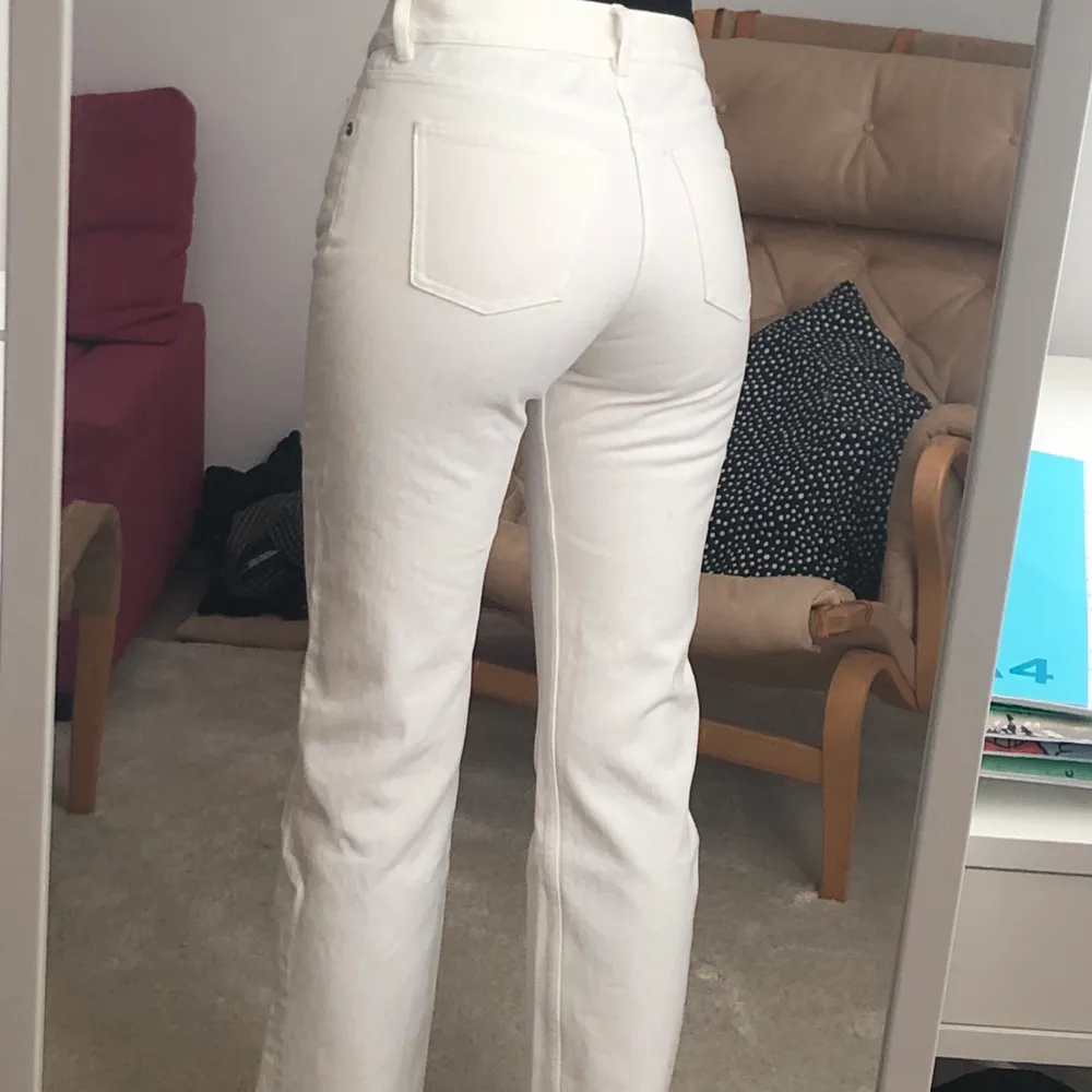 Vita jeans från Arket. Storlek 27/32. Midrise straight. Använda ett par gånger❣️. Jeans & Byxor.