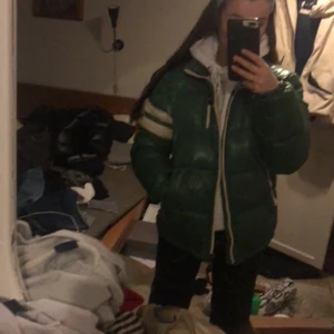 Moncler jacka - Bilder med den på och luvan, samma som andra annonsen 