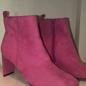 Skor - Rosa skor med klack, använda 1 gång ✨Frakt +110kr✨