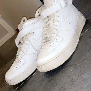 Nike air force höga - Nike air Force 1 höga  Använda fåtal gånger så bra skick strl 37,5  500kr (säljer åt en vän)