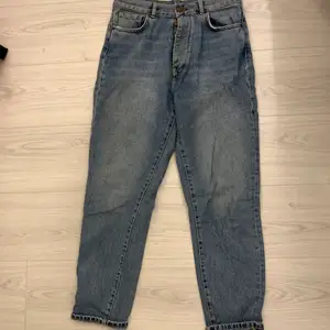 Jag säljer dessa fina blåa mom jeans från Bikbok då de tyvärr är för små för mig, Använda ett fåtal gånger och är i väldigt gott skick. Storlek S och passar perfekt i längden för folk som är runt 160 och kortare! (köparen står för frakten)