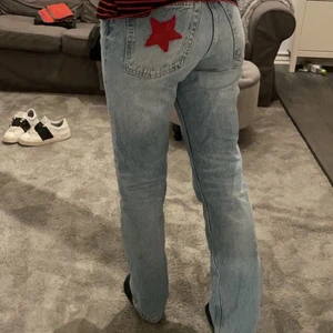 Jeans med stjärna - Säljer dessa populära zarajeans med en stjärna fastsydd på ena fickan. Knappasts använda och inget tecken på användning finns. 