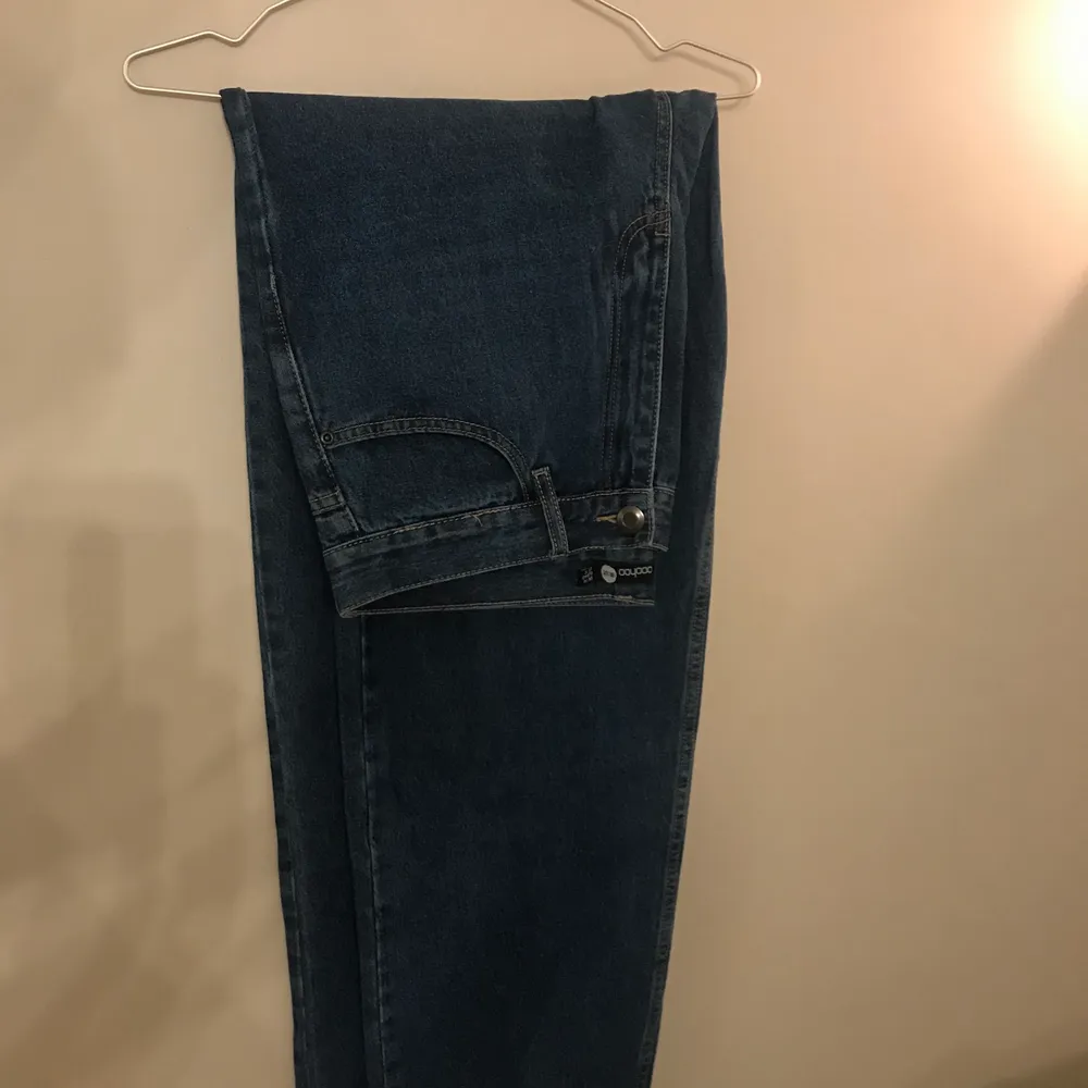 mörkblå jeans från boohoo i strlk 42. Jeans & Byxor.