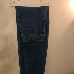 mörkblå jeans från boohoo i strlk 42