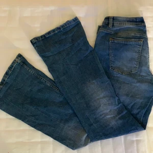 Lågmidjade jeans  - Snygga lågmidjade jeans med utsvängda ben. Storlek 38! 150+ frakt