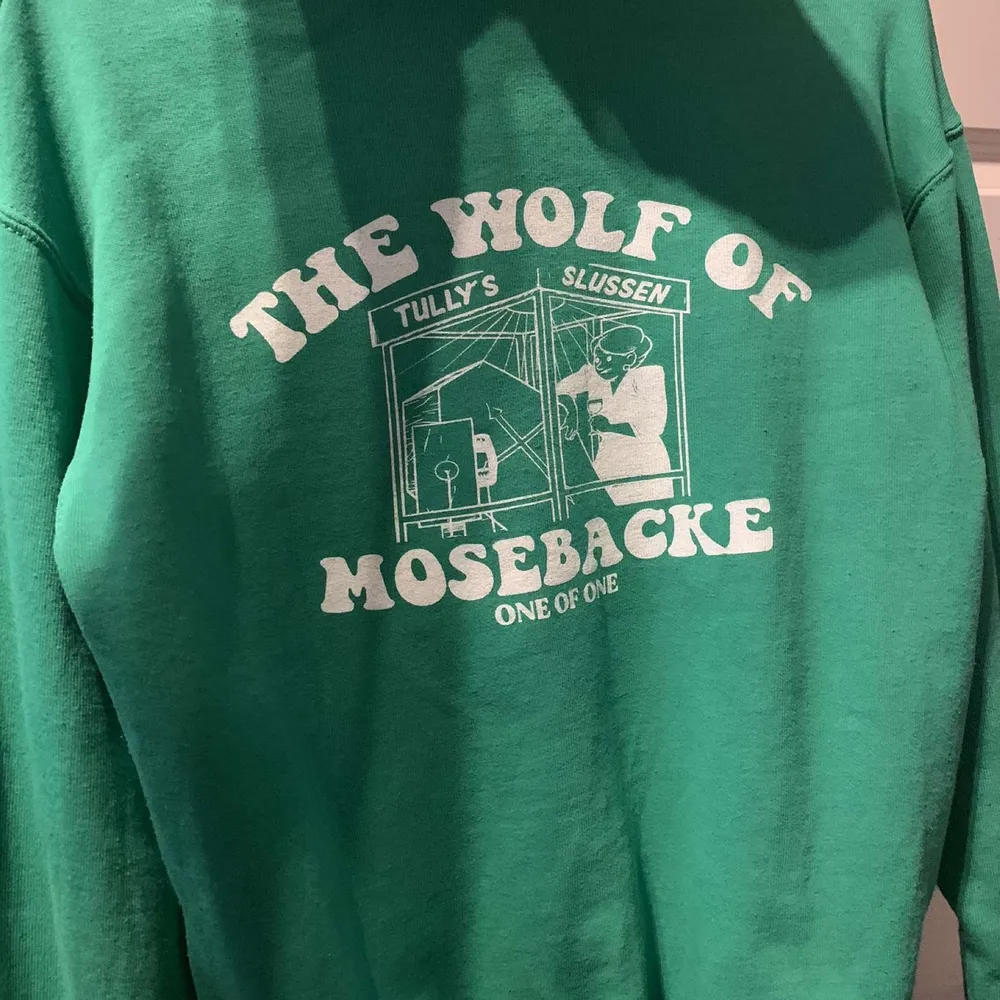One of one hoodie köpt i pop up store. Bra skick och fraktar spårbart för 66kr. Tröjor & Koftor.