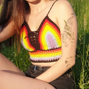 Virkad rainbow croptop  - Handgord croptop. Semi justerbar, den har knappar på ryggen, men går även att knytas. Mer bilder kan skickas vid önskan. Passar A-C kupa. S/M