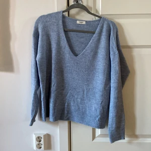 Blå stickad tröja - Ljusblå lättstickad tröja från Jacqueline de Young (köpt på Vero Moda). Inte använd mycket utan det är fint skick. Nypris 399kr